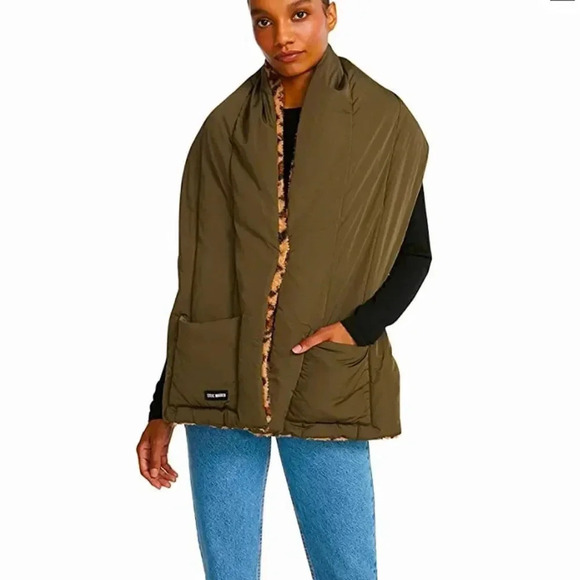 Steve Madden Women\'s Puffer Snap W/Pockets Green Animal Print Poncho, NWT